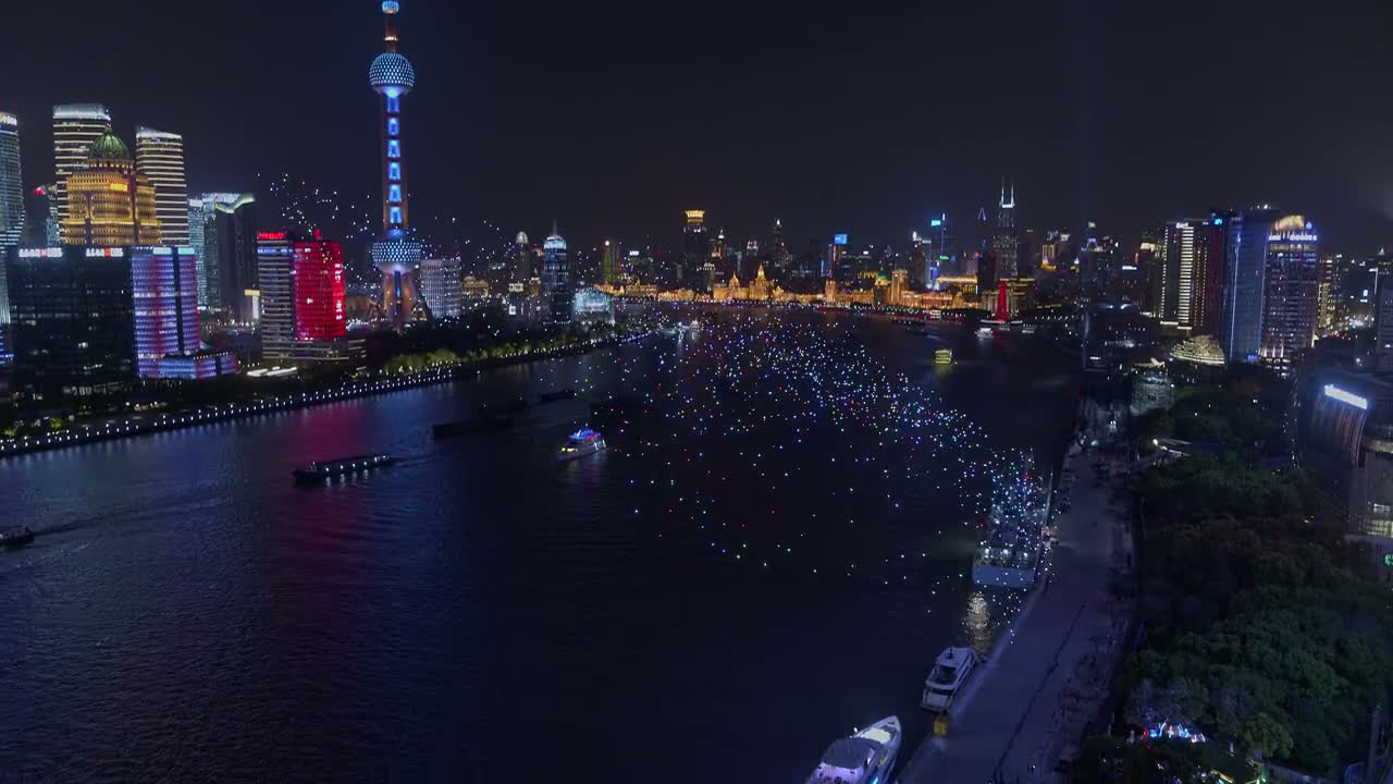 城市地标背景中的无人机流星降落参考画面