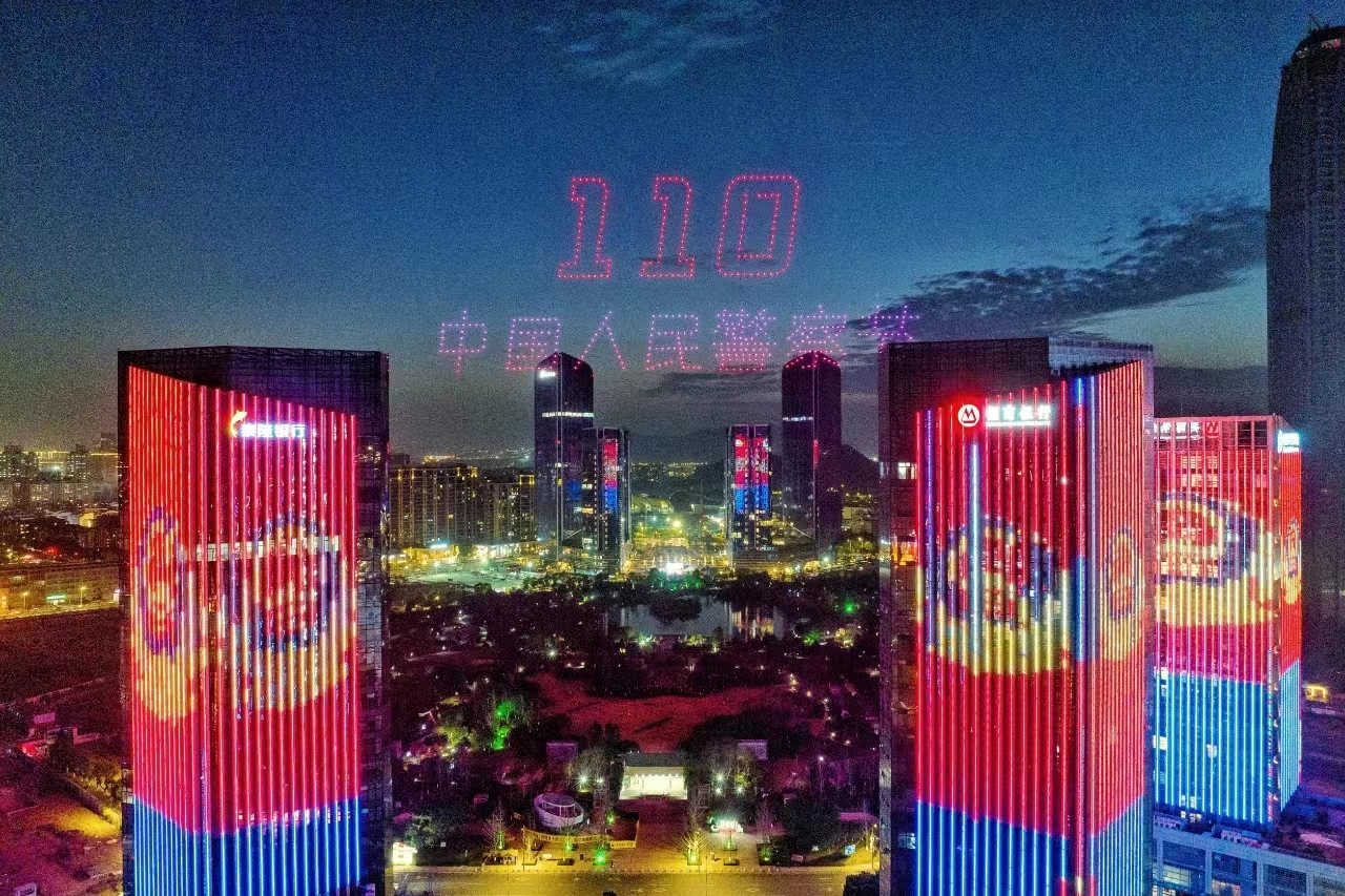 城市夜空中的无人机灯光秀