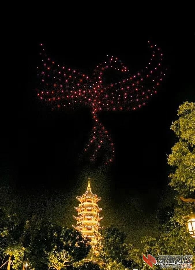 夜空中的龙凤无人机编队表演