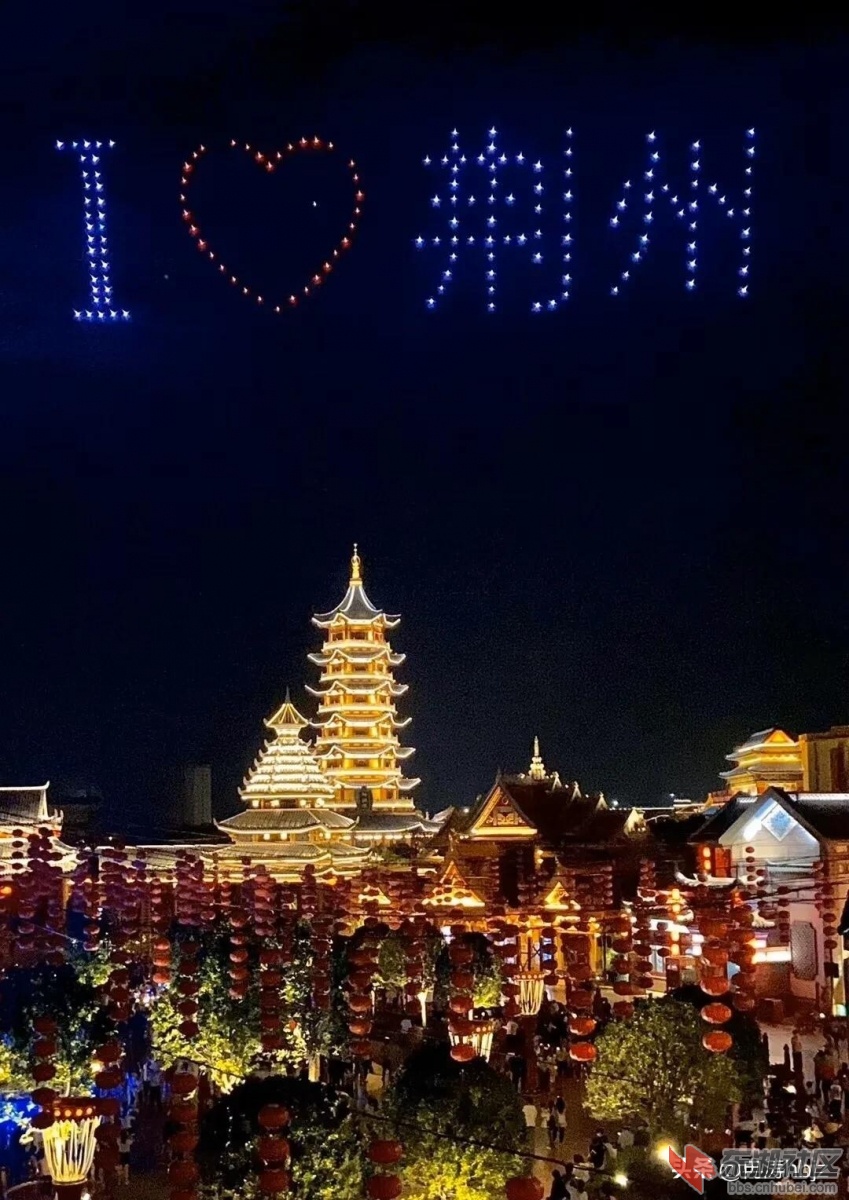 景区夜空中的无人机灯光秀文字和图案