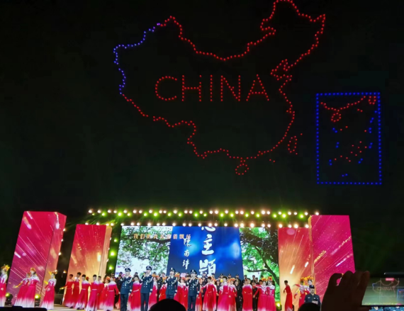 舞台活动上方的无人机编队图案